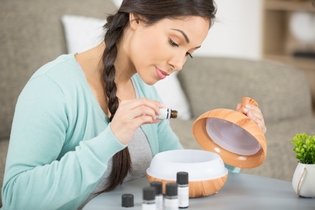 Aromaterapia: para que serve e como usar óleos essenciais
