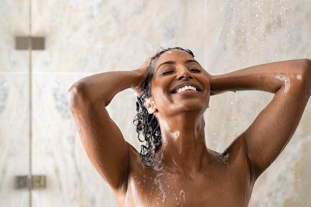 Banho gelado ou banho quente: quais os benefícios para a saúde