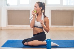 O que comer antes e depois do treino (para ganhar músculo e emagrecer)