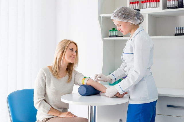 Mulher fazendo exame de sangue no laboratório
