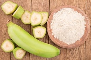 8 benefícios da farinha de banana verde (e como fazer em casa)