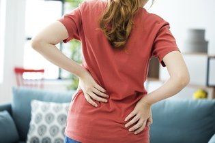 Illustrative image of the article Middle Back Pain: 7 Causes & What to Do
