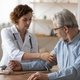 Pressão alta em idosos: sintomas, como identificar, causas e tratamento
