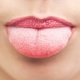 Manchas en la lengua: qué puede causarlas y qué hacer
