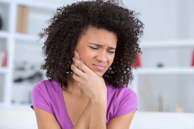Dor na mandíbula: 6 principais causas e o que fazer - Tua Saúde