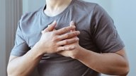 Dolor en la mama del hombre: 7 causas principales y qué hacer