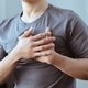 Dolor en la mama del hombre: 7 causas principales y qué hacer