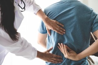 Imagen ilustrativa del artículo Dolor de espalda media: 7 causas (y tratamiento)
