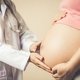 O que pode ser barriga baixa na gravidez? (e o que fazer)