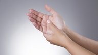 Qué puede causar hormigueo en las manos y brazos (y qué hacer)