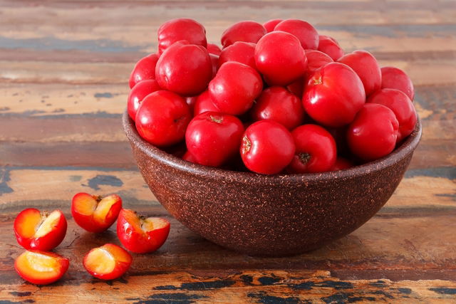 Acerola: o que é, benefícios e como fazer o suco