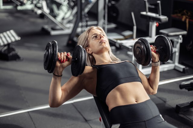 Supino Reto com Máquina: Tudo o que você precisa saber sobre o exercício