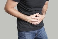 Douleur au ventre du côté droit : 8 causes (et ce qu'il faut faire)