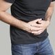 Dor do lado direito da barriga: 8 causas comuns (e o que fazer)
