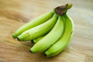 8 benefícios da banana verde (e como comer)