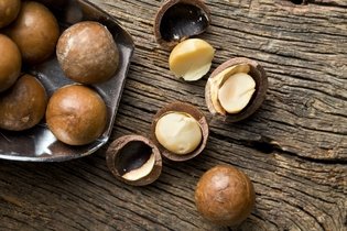 Illustrative image of the article Macadamia Nuts: 9 Health Benefits, Nutritional Info & How to Eat