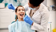 Como tirar tártaro dos dentes (com opções caseiras)