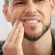 Qual médico trata o maxilar ou mandíbula estalando?