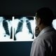 Dor no pulmão: 10 principais causas e o que fazer