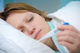 Febre noturna (só à noite): principais causas e o que fazer