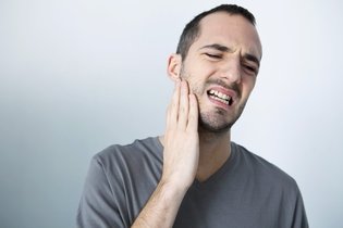 Illustrative image of the article Jaw Pain: 6 Common Causes.& What to Do