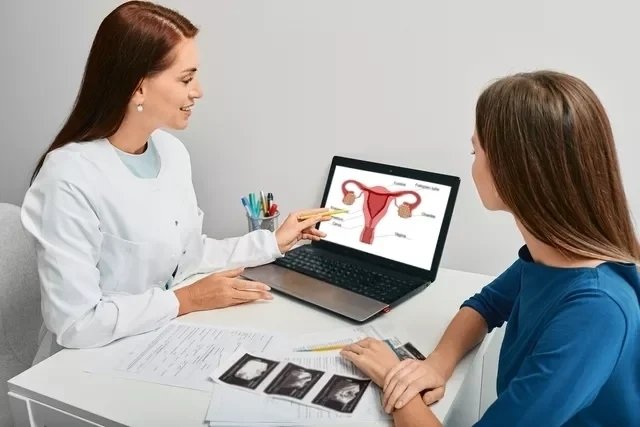 Mujer en consulta con el ginecólogo