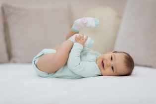 Desenvolvimento do bebê com 2 meses: peso, sono e alimentação