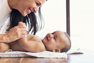 Heces con sangre en el bebé: 6 principales causas y qué hacer
