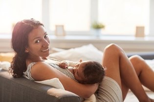 Como saber se o bebê mama o suficiente