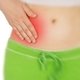 Dor do lado direito da barriga: 8 causas comuns (e o que fazer)