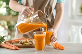 Imagem ilustrativa do artigo Suco de cenoura: 10 benefícios e como fazer (com receitas)