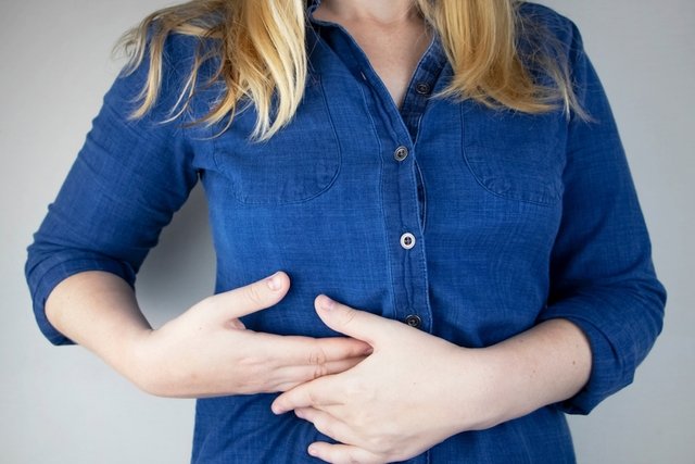 Dolor de espalda y abdomen: 8 causas y qué hacer - Tua Saúde