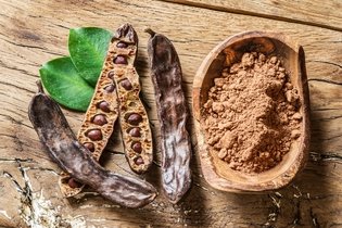 Illustrative image of the article Carob: 7 Health Benefits & How to Consume (with Recipes)