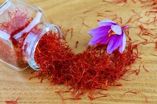 Saffron: 8 Health Benefits & How To Take It 