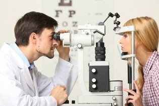 Pressão alta nos olhos: o que é, sintomas, causas e tratamento
