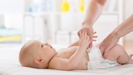 ¿Qué puede cambiar el color de la popó en bebés? 