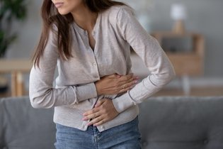 Dor embaixo da costela esquerda: 8 causas (e o que fazer)