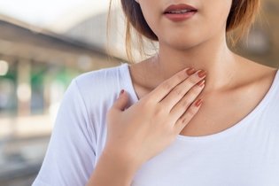 Catarro na garganta: 11 causas e o que fazer