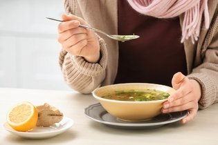 Imagem ilustrativa do artigo 12 alimentos bons para gripe (que ajudam a recuperar rápido)
