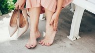 Dor na lateral do pé: 6 causas e o que fazer