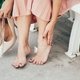 Dor na lateral do pé: 6 causas e o que fazer