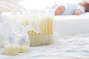 Imagem ilustrativa do artigo Quanto tempo o leite materno pode ficar fora da geladeira?