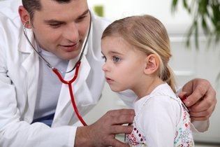 Imagem ilustrativa do artigo Tratamento da pneumonia na criança: 8 principais opções
