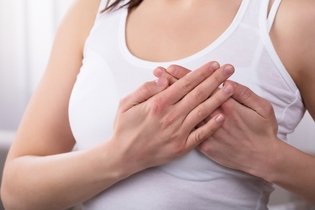 Por qué duelen los senos: 8 causas y qué hacer