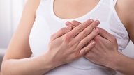 Por qué duelen los senos: 8 causas y qué hacer