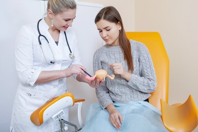 Médica explicando a uma paciente sobre o seu exame ginecológico