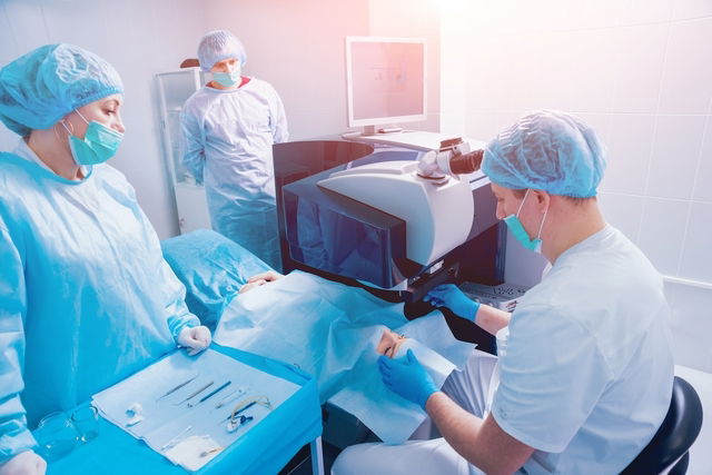 Oftalmologista fazendo cirurgia LASIK para astigmatismo