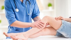 Dor atrás do joelho: 10 principais causas (e o que fazer)