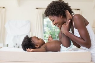Cómo alimentar un bebé de 6 meses (incluye menú) - Tua Saúde