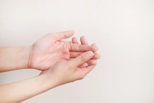Por qué se hinchan las manos y pies: 14 causas y qué hacer